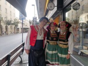 Χορευτές του Λαϊκού Εργαστηρίου Πάτρας στην παρέλαση, 8η Γιορτή Χορευτικών Συγκροτημάτων 2022