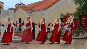 Χορευτές του Λαϊκού Εργαστηρίου Πάτρας χορεύουν χορούς των Κυθήρων, Οβρυά 2024