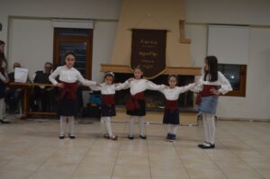 Το παιδικό τμήμα του Λαϊκού Εργαστηρίου Πάτρας χορεύει στην κοπή της πίτας, 2025