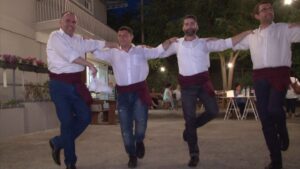 Χορευτές του Λαϊκού Εργαστηρίου Πάτρας σε παραδοσιακό χορό, εκδήλωση λήξης Θ.Π.Κ. Η Μέριμνα 2019