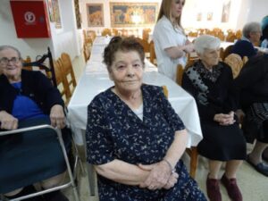 Στιγμή συζήτησης ανάμεσα σε τρόφιμο και μέλος της ομάδας, 2018