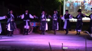 Χορευτές του Λαϊκού Εργαστηρίου Πάτρας σε παραδοσιακό χορό στη σκηνή, πλατεία Κυδωνιάτη 2019