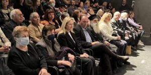 Το κοινό στο αμφιθέατρο του Μηχανουργείου παρακολουθεί την παράσταση, 2023