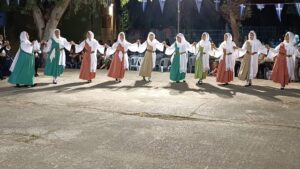 Χορευτές του Λαϊκού Εργαστηρίου Πάτρας χορεύουν χορούς του Αιγαίου, πλατεία Ανδρούτσου 2023