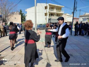 Ζευγάρι χορευτών του Λαϊκού Εργαστηρίου Πάτρας χορεύει Καρσιλαμά, Εγλυκάδα 2023