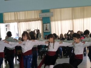 Παιδιά χορεύουν παραδοσιακούς χορούς μπροστά στους γονείς τους, Λαϊκό Εργαστήρι Πάτρας 2023