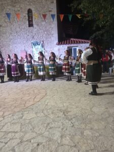 Η χορευτική ομάδα του Λαϊκού Εργαστηρίου Πάτρας σε σειρά στα λιθόστρωτα της Χαλανδρίτσας, 2019