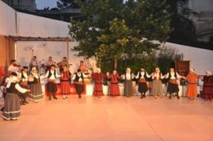 Χορευτές με ικαριώτικες στολές σε παραδοσιακό σχηματισμό, Κηφισιά 2017