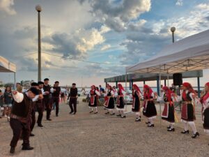 Χορευτές του Λαϊκού Εργαστηρίου Πάτρας χορεύουν χορούς της Θράκης, 27η Έκθεση Κρήτη 2022