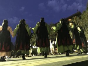 Χορευτές του Λαϊκού Εργαστηρίου Πάτρας σε σειρά στη σκηνή, Ψηλά Αλώνια 2018