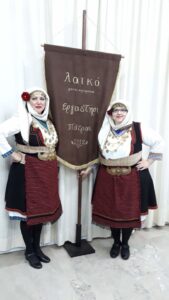 Χορευτές του Λαϊκού Εργαστηρίου Πάτρας με παραδοσιακές στολές στην παρέλαση, 7η Γιορτή Χορευτικών Συγκροτημάτων 2019
