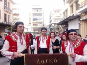 Χορευτές του Λαϊκού Εργαστηρίου Πάτρας με πανό στην παρέλαση, 8η Γιορτή Χορευτικών Συγκροτημάτων 2022