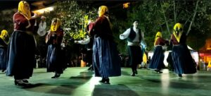 Η ομάδα ενηλίκων του Λαϊκού Εργαστηρίου Πάτρας χορεύει χορούς της Μικράς Ασίας, Ψηλά Αλώνια 2023