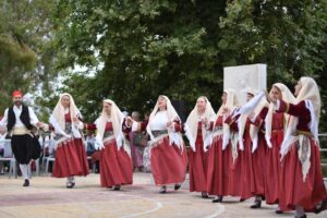 Χορευτές του Λαϊκού Εργαστηρίου Πάτρας χορεύουν χορούς των Κυθήρων, Οβρυά 2024