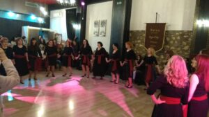 Χορευτές του Λαϊκού Εργαστηρίου Πάτρας σε κίνηση χορού, 2019