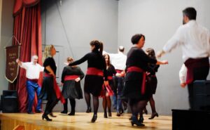 Χορευτές του Λαϊκού Εργαστηρίου Πάτρας σε παραδοσιακό χορό στο Σπίτι του Πολιτισμού, 2020
