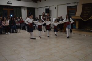 Το παιδικό τμήμα του Λαϊκού Εργαστηρίου Πάτρας χορεύει στην κοπή της πίτας, 2025