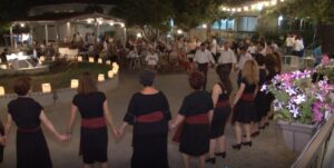 Χορευτές του Λαϊκού Εργαστηρίου Πάτρας σε παραδοσιακό χορό, εκδήλωση λήξης Θ.Π.Κ. Η Μέριμνα 2019