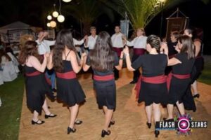 Χορευτές σε κίνηση χορού κάτω από τους φοίνικες, Μεσσηνιακή Βραδιά 2017