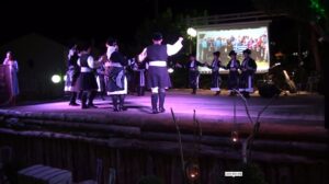 Χορευτές του Λαϊκού Εργαστηρίου Πάτρας σε παραδοσιακό χορό στη σκηνή, πλατεία Κυδωνιάτη 2019