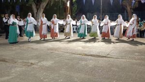 Χορευτές του Λαϊκού Εργαστηρίου Πάτρας χορεύουν χορούς του Αιγαίου, πλατεία Ανδρούτσου 2023