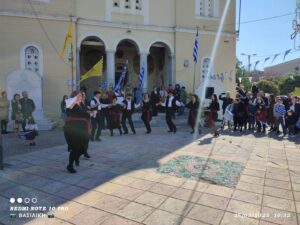 Χορευτές του Λαϊκού Εργαστηρίου Πάτρας μπροστά στον Ιερό Ναό Αγίου Ανδρέα, Εγλυκάδα 2023