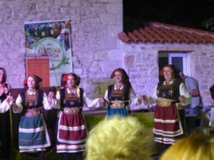 Η χορευτική ομάδα του Λαϊκού Εργαστηρίου Πάτρας σε σειρά στα λιθόστρωτα της Χαλανδρίτσας, 2019