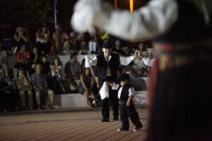 Η χορευτική ομάδα του Λαϊκού Εργαστηρίου Πάτρας σε ευρύ πλάνο, Αντίρριο 2016