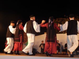 Χορευτές του Λαϊκού Εργαστηρίου Πάτρας σε σειρά στη σκηνή, Ζευγολατιό 2018