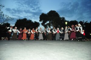 Χορευτές του Λαϊκού Εργαστηρίου Πάτρας σε ευρύ πλάνο στη σκηνή, Ψηλά Αλώνια 2017