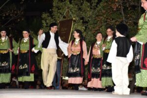 Ομάδες χορευτικών συγκροτημάτων παρελαύνουν το βράδυ, 6η Γιορτή 2018