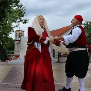 Ζευγάρι χορευτών του Λαϊκού Εργαστηρίου Πάτρας σε παραδοσιακό χορό, Οβρυά 2024