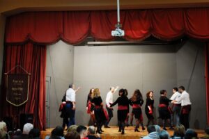 Χορευτές του Λαϊκού Εργαστηρίου Πάτρας σε παραδοσιακό χορό στο Σπίτι του Πολιτισμού, 2020