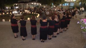 Χορευτές του Λαϊκού Εργαστηρίου Πάτρας σε παραδοσιακό χορό, εκδήλωση λήξης Θ.Π.Κ. Η Μέριμνα 2019