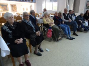 Ομάδα τροφίμων παρακολουθεί την εκδήλωση στο ευγηρείο, 2018