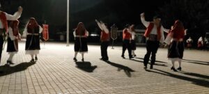 Χορευτές του Λαϊκού Εργαστηρίου Πάτρας χορεύουν χορούς της Θράκης, επετειακή εκδήλωση 2022