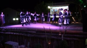 Χορευτές του Λαϊκού Εργαστηρίου Πάτρας σε παραδοσιακό χορό στη σκηνή, πλατεία Κυδωνιάτη 2019