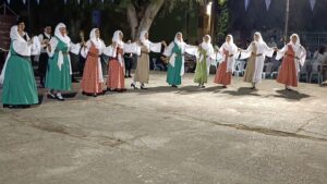 Χορευτές του Λαϊκού Εργαστηρίου Πάτρας χορεύουν χορούς του Αιγαίου, πλατεία Ανδρούτσου 2023