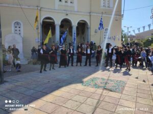 Χορευτές του Λαϊκού Εργαστηρίου Πάτρας μπροστά στον Ιερό Ναό Αγίου Ανδρέα, Εγλυκάδα 2023