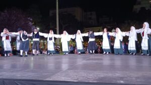Χορευτές του Λαϊκού Εργαστηρίου Πάτρας σε παραδοσιακό κύκλο, χοροί Κεφαλονιάς και Κυθήρων, Ψηλά Αλώνια 2024