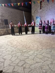 Η χορευτική ομάδα του Λαϊκού Εργαστηρίου Πάτρας σε σειρά στα λιθόστρωτα της Χαλανδρίτσας, 2019