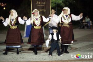 Παιδί χορευτής του Λαϊκού Εργαστηρίου Πάτρας σε παραδοσιακή στολή, Αντίρριο 2016