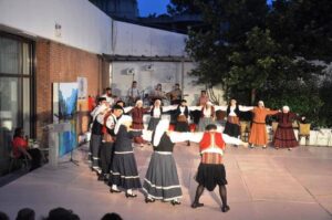 Χορευτές του Λαϊκού Εργαστηρίου Πάτρας σε ευρύ πλάνο στη σκηνή, Κηφισιά 2017