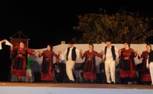 Παράσταση χορού με παραδοσιακές στολές Ηπείρου, φεστιβάλ Ζευγολατιού 2018