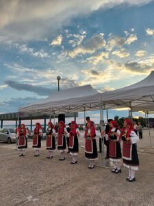 Χορευτές του Λαϊκού Εργαστηρίου Πάτρας χορεύουν χορούς της Θράκης, 27η Έκθεση Κρήτη 2022