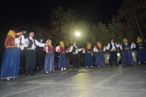 Η ομάδα ενηλίκων του Λαϊκού Εργαστηρίου Πάτρας χορεύει χορούς της Μικράς Ασίας, Ψηλά Αλώνια 2023