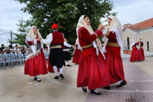 Ζευγάρια χορευτών του Λαϊκού Εργαστηρίου Πάτρας σε παραδοσιακό χορό, Οβρυά 2024