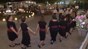 Χορευτές του Λαϊκού Εργαστηρίου Πάτρας σε παραδοσιακό χορό, εκδήλωση λήξης Θ.Π.Κ. Η Μέριμνα 2019