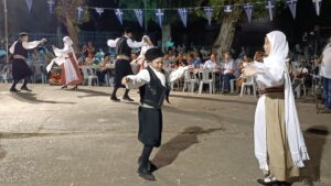 Χορευτές του Λαϊκού Εργαστηρίου Πάτρας χορεύουν χορούς του Αιγαίου, πλατεία Ανδρούτσου 2023