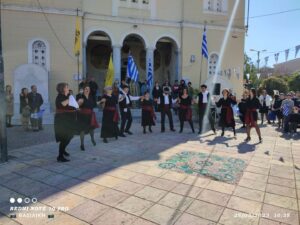 Χορευτές του Λαϊκού Εργαστηρίου Πάτρας μπροστά στον Ιερό Ναό Αγίου Ανδρέα, Εγλυκάδα 2023